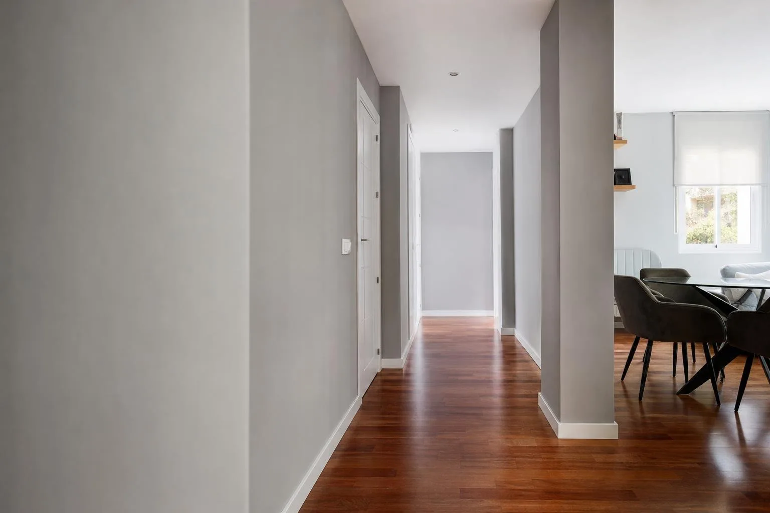 Pasillo de piso pintado en gris suave