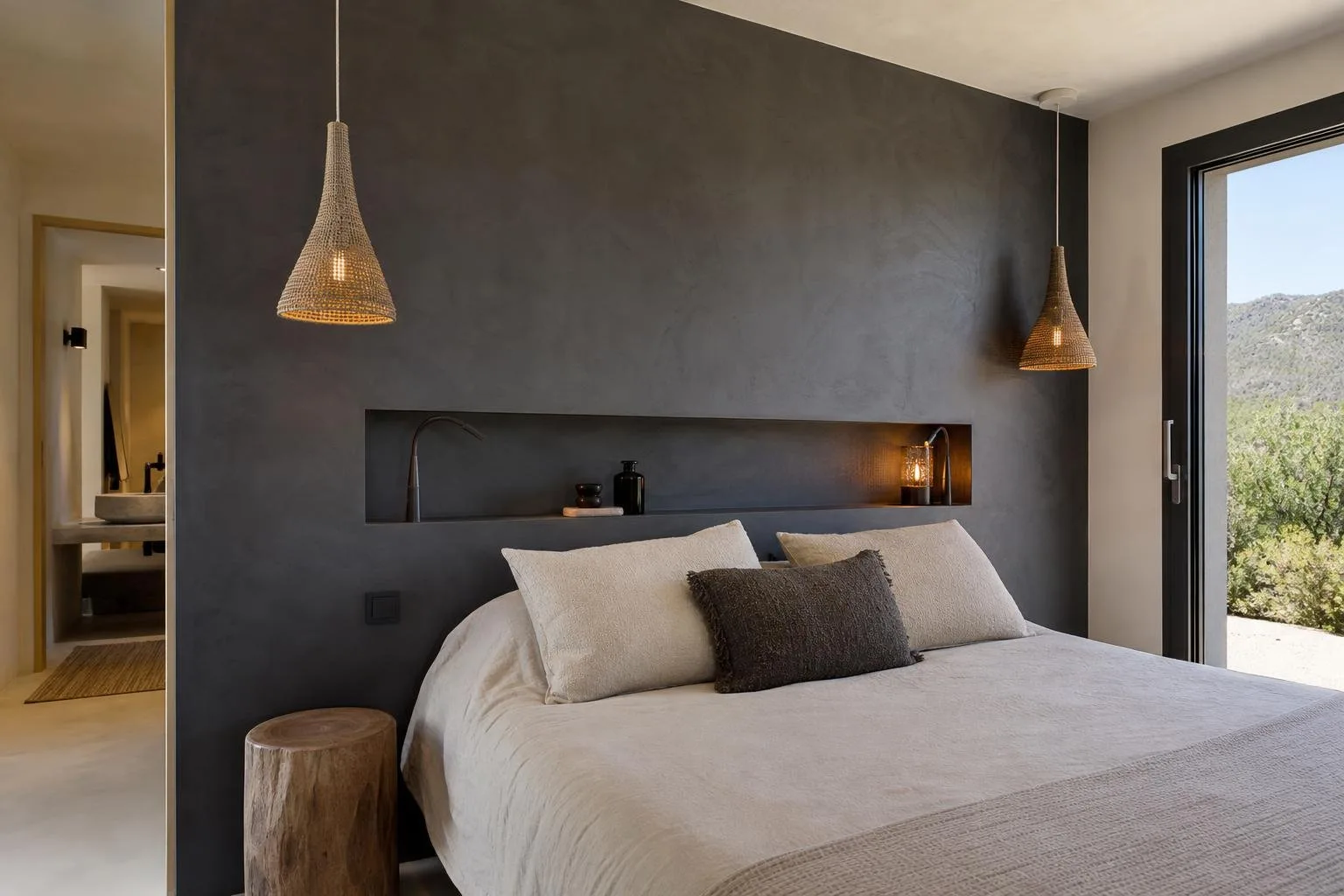 Pared de microcemento oscuro con hornacina en un dormitorio