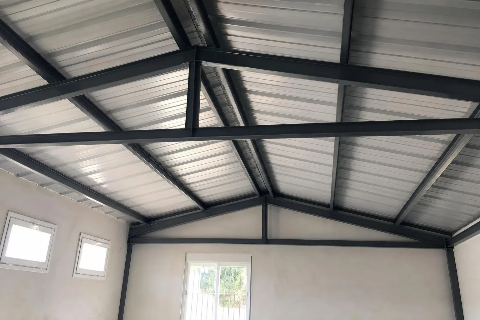 Estructura metálica de cubierta de taller recién pintada